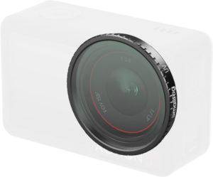800q-01_135067 Lähikuva SmallRig 5838 Attachable UV Filter for DJI Osmo Action 5 Pro/4 -suodattimesta osittain läpinäkyvän action-kameran objektiivin etupuolella, johon on merkitty FOV 55°, F2.8 ja 1/1.3.