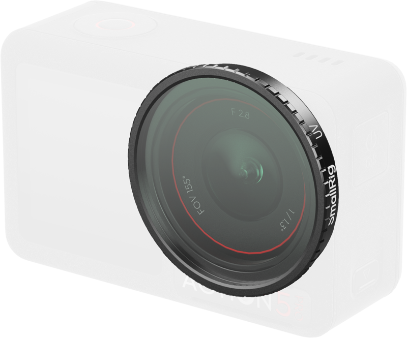 800q-01_135067 Lähikuva SmallRig 5838 Attachable UV Filter for DJI Osmo Action 5 Pro/4 -suodattimesta osittain läpinäkyvän action-kameran objektiivin etupuolella, johon on merkitty FOV 55°, F2.8 ja 1/1.3.