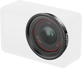 800q-01_135068 Lähikuvassa SmallRig 5839 Attachable Star-Cross Filter for DJI Osmo Action 5 Pro/4 -suodattimesta, joka on asennettu toimintakameraan, näkyy laajakulmaobjektiivin yksityiskohdat, joissa on punaiset ja valkoiset F2.8-, FOV 155°- ja 1/1.3-merkinnät osittain läpinäkyvässä rungossa.