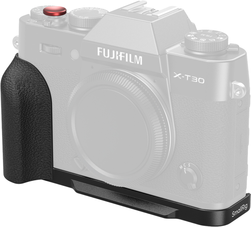 800q-01_135071 Kuvassa on Fujifilm X-T30 -kamera, johon on kiinnitetty SmallRig 5663 L-muotoinen kiinnityslevy, jossa on musta kuvioitu kahva ja metallinen pohjalevy. Muu osa kamerasta on himmeä, jotta kahvan lisävaruste tulisi esiin.