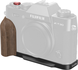 Fujifilm X-T30 -kamera, jossa on SmallRig 5666 L-muotoinen kiinnityslevy puukahvalla (musta), kuvassa puoliksi läpinäkyvä kiinnityslevyn ja puukahvan lisävarusteiden korostamiseksi.
