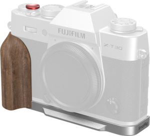 800q-01_135075 Fujifilm X-T30 -kameraan on kiinnitetty SmallRig 5667 L-muotoinen kiinnityslevy, jossa on puinen kädensija, joka lisää ergonomista tukea ja parantaa vakautta.