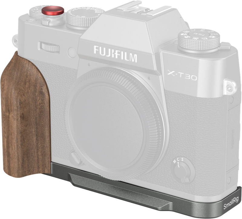 800q-01_135076 Fujifilm X-T30 -kamera, jonka alaosaan ja vasempaan kylkeen on kiinnitetty SmallRig 5668 L-muotoinen kiinnityslevy ja puinen kahva, valkoista taustaa vasten.