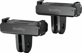 800q-01_135151 Kaksi mustaa metallista SmallRig 5813 -pikakiinnikeadapteria DJI Osmo 360/Action 5 Pro/4/3 -laitteille, joissa on kaksi kiinnitysaukkoa ja tuotemerkki, näkyvät vaalealla pohjalla; ne on suunniteltu kameralaitteiden kiinnittämiseen tai tukemiseen.