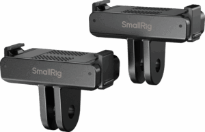 800q-01_135151 Kaksi mustaa metallista SmallRig 5813 -pikakiinnikeadapteria DJI Osmo 360/Action 5 Pro/4/3 -laitteille, joissa on kaksi kiinnitysaukkoa ja tuotemerkki, näkyvät vaalealla pohjalla; ne on suunniteltu kameralaitteiden kiinnittämiseen tai tukemiseen.