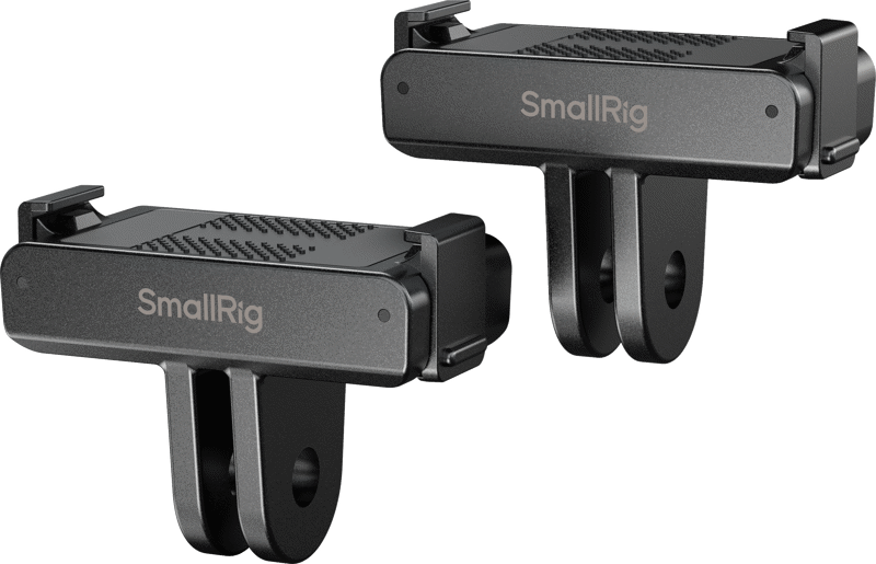 800q-01_135151 Kaksi mustaa metallista SmallRig 5813 -pikakiinnikeadapteria DJI Osmo 360/Action 5 Pro/4/3 -laitteille, joissa on kaksi kiinnitysaukkoa ja tuotemerkki, näkyvät vaalealla pohjalla; ne on suunniteltu kameralaitteiden kiinnittämiseen tai tukemiseen.