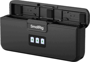 Musta SmallRig 5418 Camera Battery Charger for GoPro 9/10/11/12 -laturi, jonka kansi on avattu, näyttää kolme akkupaikkaa sisällä, ja siinä on kolme etupuolen akkukuvaketta, joissa on vihreät salamasymbolit.