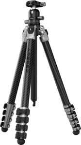 800q-01_135154 SmallRig 5478 Portable Photo Carbon Fiber Tripod -kolmijalka, mustaa ja hopeaa, sisältää kolme säädettävää jalkaa, joissa on kääntyvät lukot ja kuulapääkiinnitys, kuvassa vaaleaa taustaa vasten.