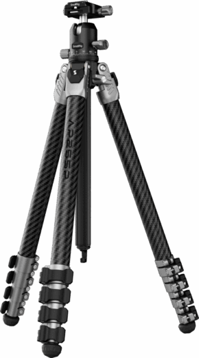 800q-01_135154 SmallRig 5478 Portable Photo Carbon Fiber Tripod -kolmijalka, mustaa ja hopeaa, sisältää kolme säädettävää jalkaa, joissa on kääntyvät lukot ja kuulapääkiinnitys, kuvassa vaaleaa taustaa vasten.