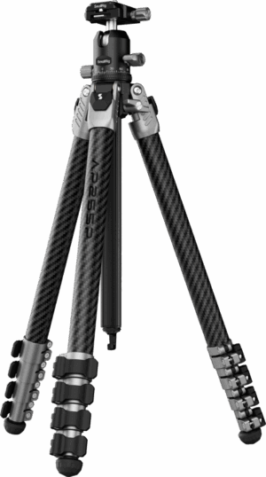 800q-01_135154 SmallRig 5478 Portable Photo Carbon Fiber Tripod -kolmijalka, mustaa ja hopeaa, sisältää kolme säädettävää jalkaa, joissa on kääntyvät lukot ja kuulapääkiinnitys, kuvassa vaaleaa taustaa vasten.