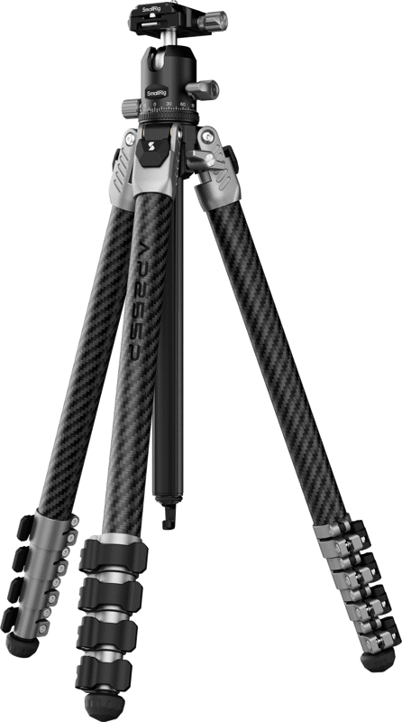 800q-01_135154 SmallRig 5478 Portable Photo Carbon Fiber Tripod -kolmijalka, mustaa ja hopeaa, sisältää kolme säädettävää jalkaa, joissa on kääntyvät lukot ja kuulapääkiinnitys, kuvassa vaaleaa taustaa vasten.