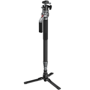 800q-01_135158 SmallRig 5564 Carbon Fiber Photography Monopod -hiilikuituyksijalka, mustaa ja hopeaa, sisältää kolmijalkajalustan, säädettävät osat ja pikakiinnikkeen, kuvassa pystyssä vaaleanharmaalla pohjalla.