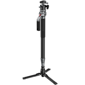 800q-01_135158 SmallRig 5564 Carbon Fiber Photography Monopod -hiilikuituyksijalka, mustaa ja hopeaa, sisältää kolmijalkajalustan, säädettävät osat ja pikakiinnikkeen, kuvassa pystyssä vaaleanharmaalla pohjalla.