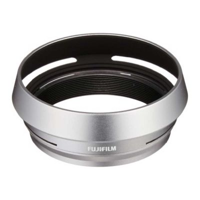 Fujifilm-LH-x100-vastavalosuoja Hopeinen Fujifilm LH-X100 -vastavalosuoja (Käytetty), jossa on pyöreä metallinen muotoilu ja leikattuja aukkoja valkoista taustaa vasten.