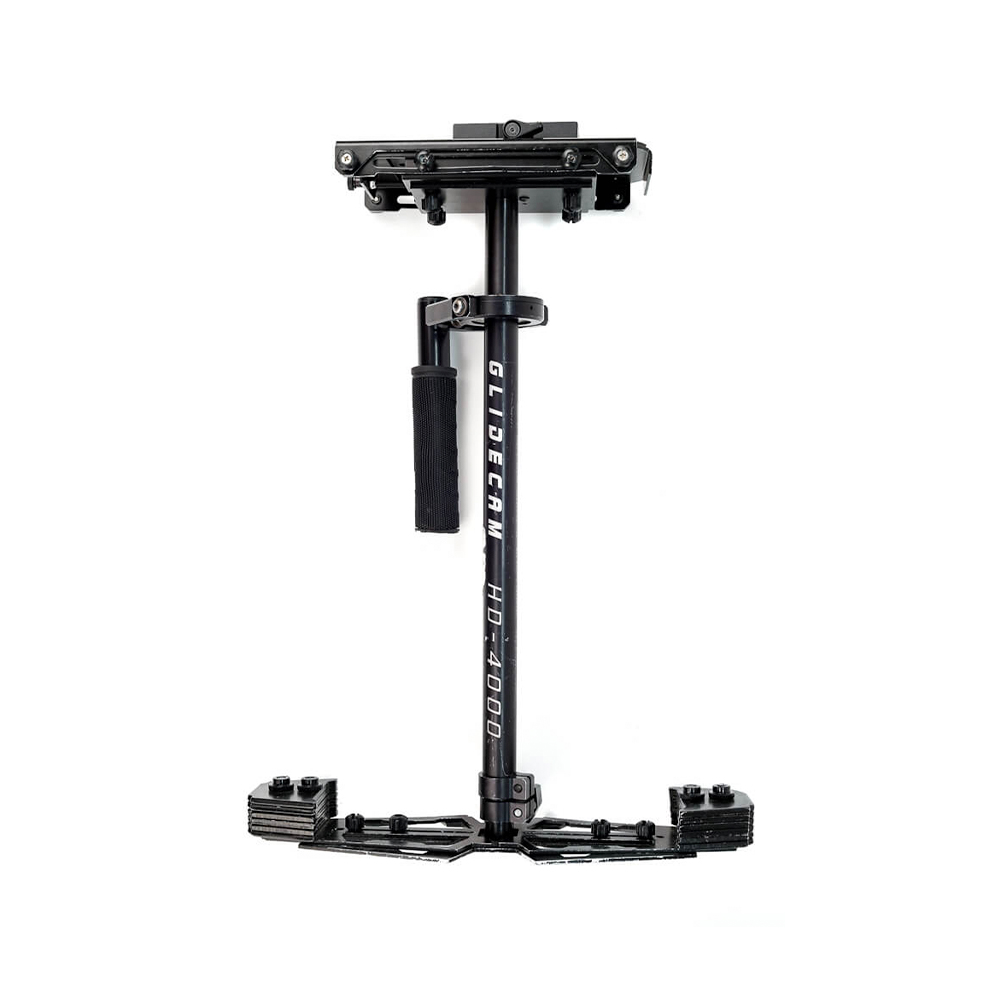 Glidecam HD4000 Musta Glidecam HD-4000 - Käytetty kameranvakain säädettävällä kahvalla ja kiinnitysalustalla, joka on suunniteltu sujuvaan käsivaralta tapahtuvaan videokuvaukseen, eristettynä valkoiselle taustalle.