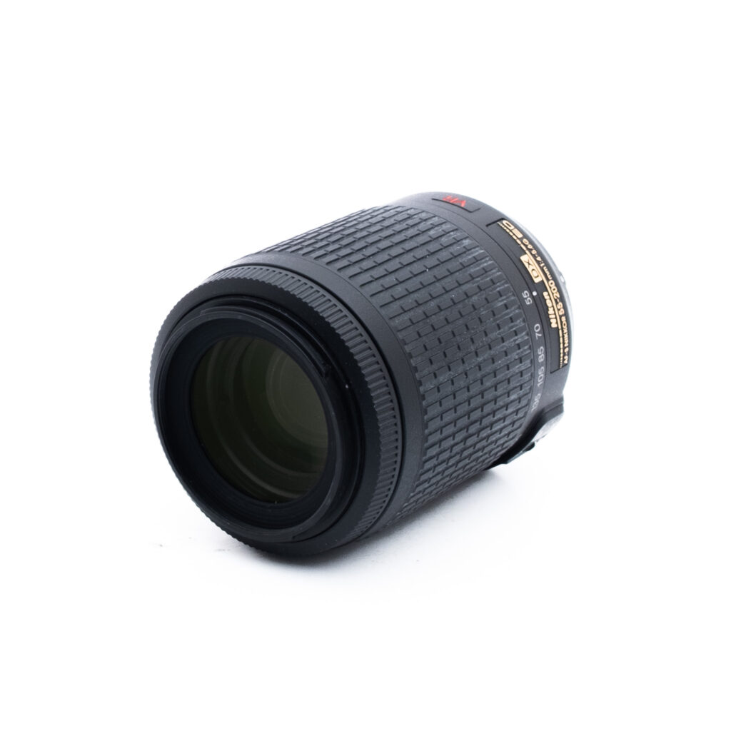 Nikon 55-200mm f4-56 ED DX VR-2 Nikon AF-S DX Nikkor 55-200mm f/4 - 5.6 G ED VR - Käytetty