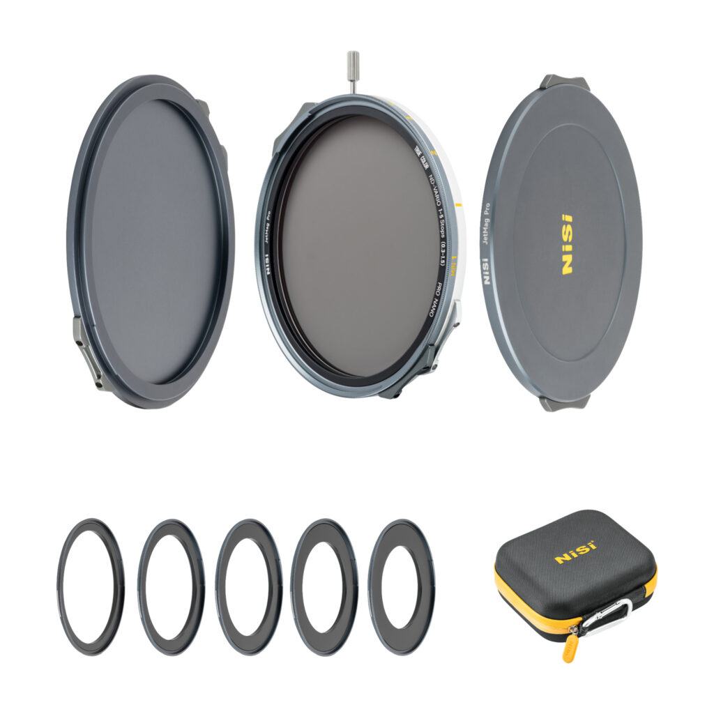 NisiMag67_10 NiSi JetMag Pro 67mm VND 1-5 Stop Flex Kit -ND-suodintarvikesetti sisältää ympyräsuodattimet, sovittimet ja mustan vetoketjullisen kotelon, jossa on keltaiset korostukset ja NiSi-tuotemerkki valkoisella pohjalla.