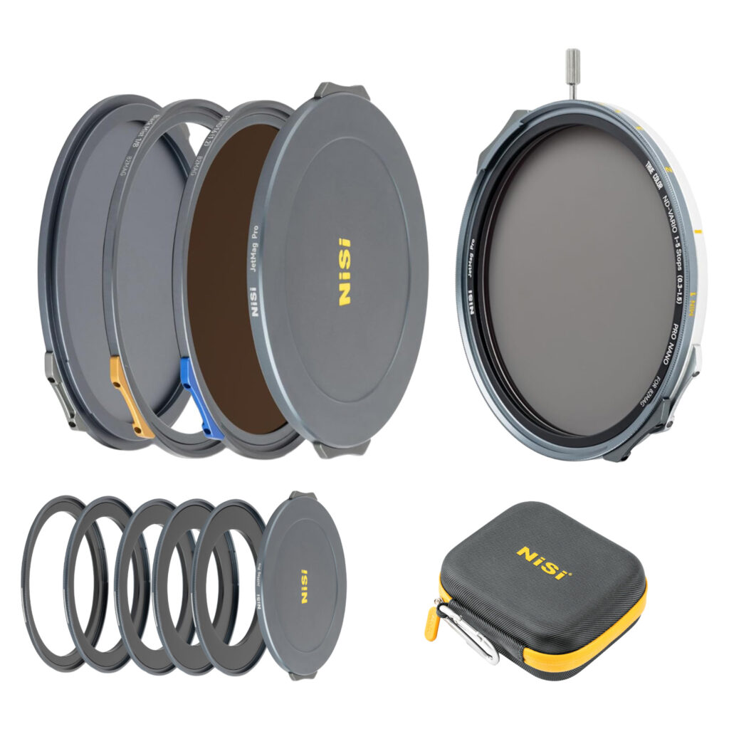 NisiMag67_11 NiSi JetMag Pro 67mm VND 1-9 Stop Mist Creator Kit - ND-suodintarvikesetti sisältää kameran linssisuodattimet suojuksineen, sovitinrenkaat, kantolaukun ja suuren pyöreän säädettävän suodattimen, jotka kaikki näkyvät valkoisella pohjalla.