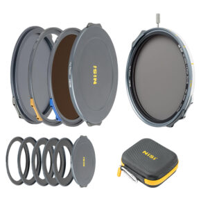 NiSi JetMag Pro 67mm VND 1-9 Stop Mist Creator Kit - ND-suodintarvikesetti sisältää kameran linssisuodattimet suojuksineen, sovitinrenkaat, kantolaukun ja suuren pyöreän säädettävän suodattimen, jotka kaikki näkyvät valkoisella pohjalla.
