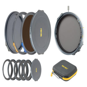 NisiMag67_11 NiSi JetMag Pro 67mm VND 1-9 Stop Mist Creator Kit - ND-suodintarvikesetti sisältää kameran linssisuodattimet suojuksineen, sovitinrenkaat, kantolaukun ja suuren pyöreän säädettävän suodattimen, jotka kaikki näkyvät valkoisella pohjalla.