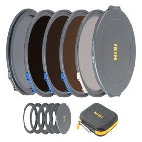 NiSi JetMag Pro 67mm Landscape ND Kit sisältää neljä ympyräsuodatinta, sovitinrenkaat, objektiivin suojuksen ja mustakeltaisen kantolaukun valkoisella pohjalla.