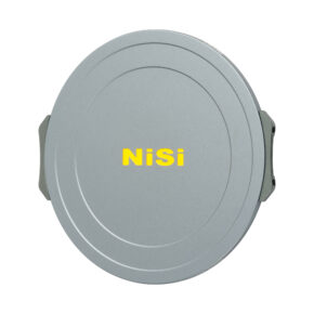 NisiMag67_13 NiSi JetMag Pro 67mm Magnetic Front Cap -etutulppa on pyöreä, hopeinen linssinsuojus, jonka keskellä on rohkea keltainen NiSi-tuotemerkki, sen sileässä pinnassa on hienovaraiset pyöreät urat ja sivuilla metalliklipsit.