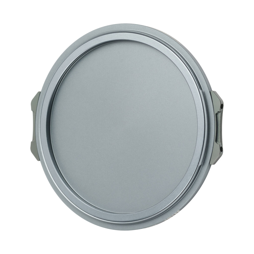 NisiMag67_14 Pyöreä, hopeanvärinen NiSi JetMag Pro 67mm Back Cap -takatulppa näkyy ylhäältäpäin valkoisella pohjalla.