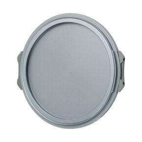 NisiMag67_14 Pyöreä, hopeanvärinen NiSi JetMag Pro 67mm Back Cap -takatulppa näkyy ylhäältäpäin valkoisella pohjalla.