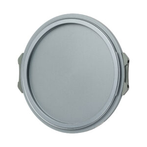 NisiMag67_14 Pyöreä, hopeanvärinen NiSi JetMag Pro 67mm Back Cap -takatulppa näkyy ylhäältäpäin valkoisella pohjalla.