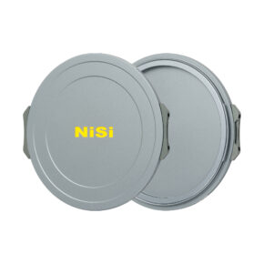 NisiMag67_15 Kaksi pyöreää, harmaata, metallista NiSi JetMag Pro Cap Kit -tulpat-suodatinkoteloa on esitetty päällekkäin, ja niiden etupuolella on keltainen "NiSi"-kirjain. Molemmissa koteloissa on sivuklipsit turvallista kiinnitystä varten.