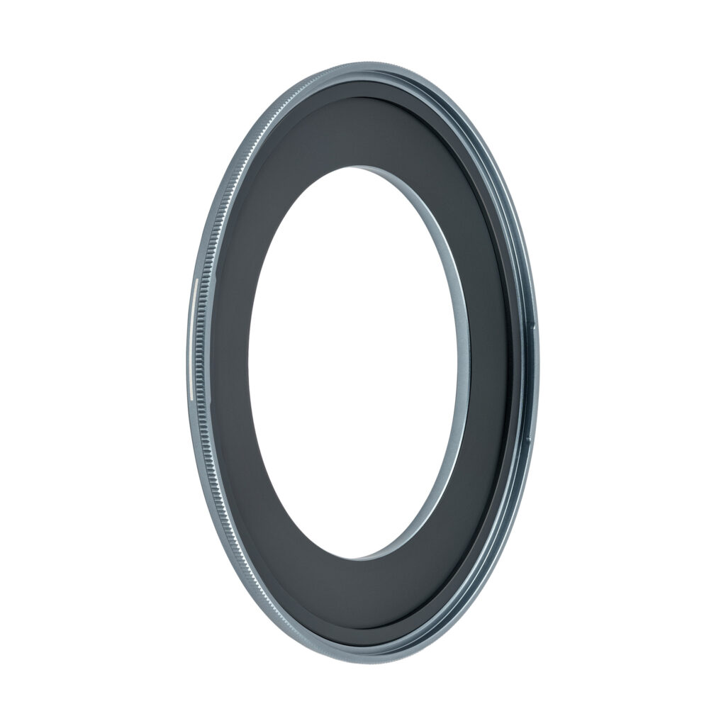 NisiMag67_16 NiSi JetMag Pro 67mm Adapter Ring 49mm -adapterirengas on pyöreä metallinen metallinen kameran linssinsuodatinadapteri, jossa on sileä musta viimeistely ja harjatut reunat valkoista taustaa vasten.