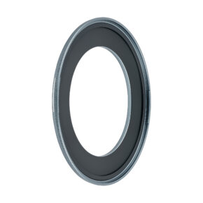 NiSi JetMag Pro 67mm Adapter Ring 49mm -adapterirengas on pyöreä metallinen metallinen kameran linssinsuodatinadapteri, jossa on sileä musta viimeistely ja harjatut reunat valkoista taustaa vasten.