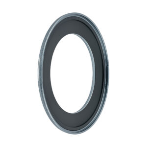 NisiMag67_16 NiSi JetMag Pro 67mm Adapter Ring 49mm -adapterirengas on pyöreä metallinen metallinen kameran linssinsuodatinadapteri, jossa on sileä musta viimeistely ja harjatut reunat valkoista taustaa vasten.