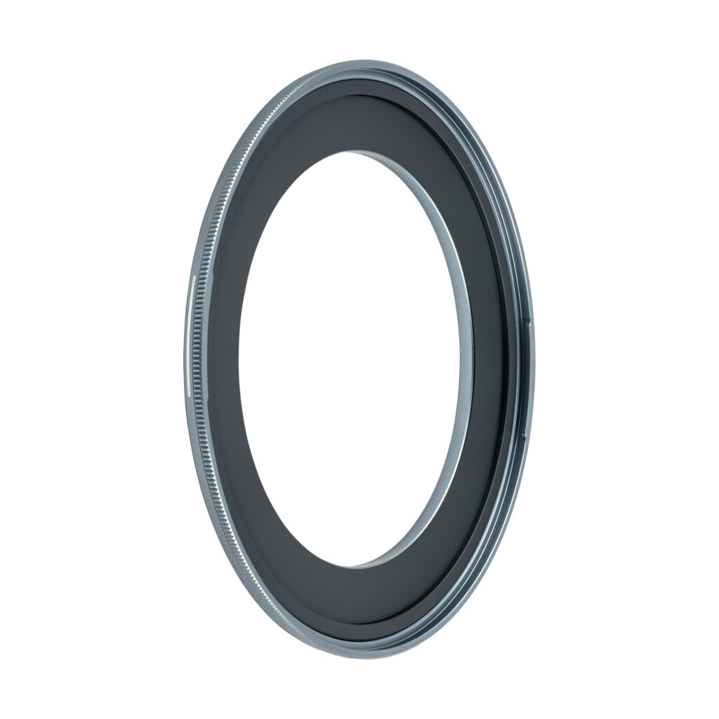 NisiMag67_17 NiSi JetMag Pro 67mm Adapter Ring 62mm -adapterirengas on metallinen, pyöreä linssisovitin, jossa on sileä musta sisäpinta ja harjattu ulkoreuna valkoista taustaa vasten.