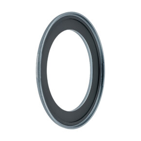 NiSi JetMag Pro 67mm Adapter Ring 62mm -adapterirengas on metallinen, pyöreä linssisovitin, jossa on sileä musta sisäpinta ja harjattu ulkoreuna valkoista taustaa vasten.