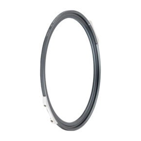 NisiMag67_8 The picture shows the NiSi JetMag Pro 67mm Cross Screen 4x speed effect filter: a thin, round metal ring with two small silver clips on the side, shown against a white background.