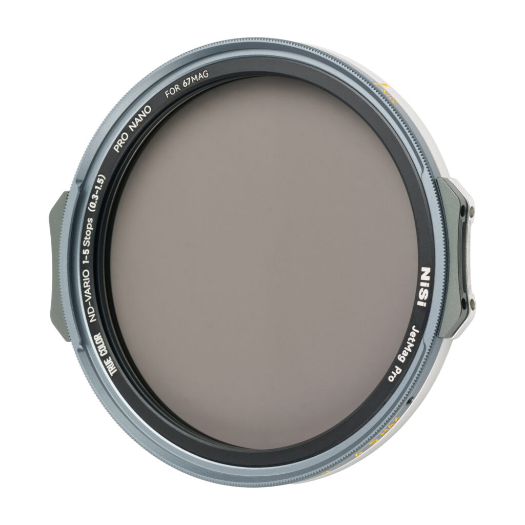 NisiMag67_9 Pyöreässä, harmaassa NiSi JetMag Pro 67mm VND 1-5 Stops True Color -säädettävä harmaasuodin, jossa on metallikehys ja kahvan lovet, on säädettävä neutraalitiheys, ja se on merkitty 67 mm:n objektiiveille.
