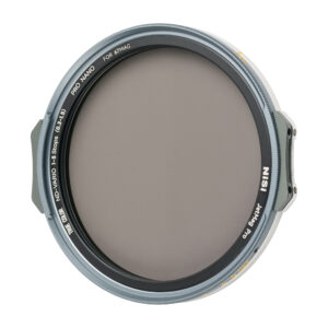 NisiMag67_9 Pyöreässä, harmaassa NiSi JetMag Pro 67mm VND 1-5 Stops True Color -säädettävä harmaasuodin, jossa on metallikehys ja kahvan lovet, on säädettävä neutraalitiheys, ja se on merkitty 67 mm:n objektiiveille.