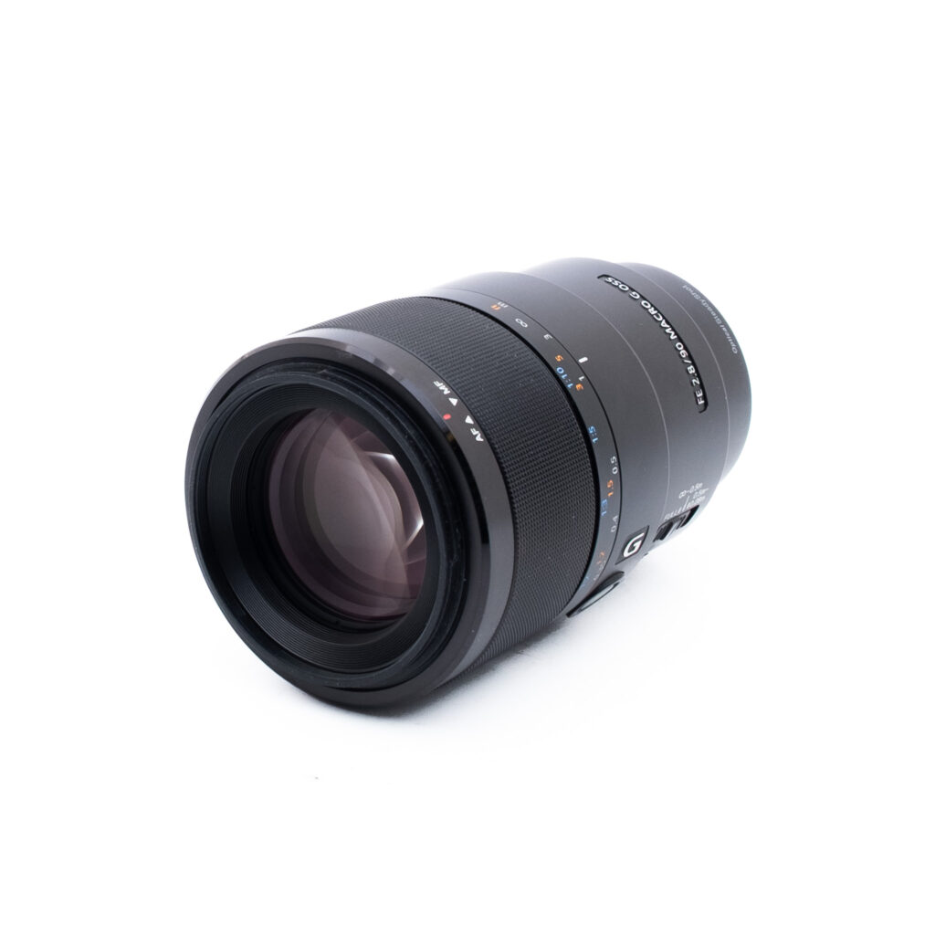 Sony 90mm f28 Macro G OSS-2-2 Sony FE 90mm f/2.8 Macro G OSS (Kunto K5, Takuu 6kk) - Käytetty