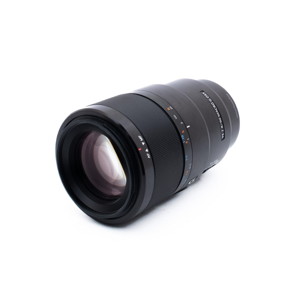 Sony 90mm f28 Macro G OSS-2-3 Sony FE 90mm f/2.8 Macro G OSS (Kunto K5, sis. ALV 25,5%, Takuu 12kk) - Käytetty