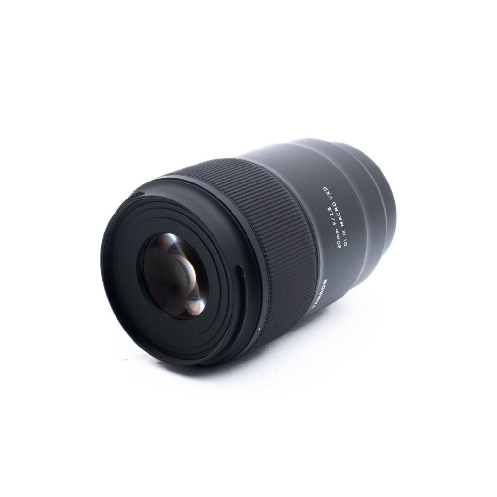 Tamron 90mm f28 Di III Macro VXD Sony-2 Tamron 90mm f/2.8 Di III Macro VXD Sony FE (Kunto K5, Takuu 6kk) – Käytetty