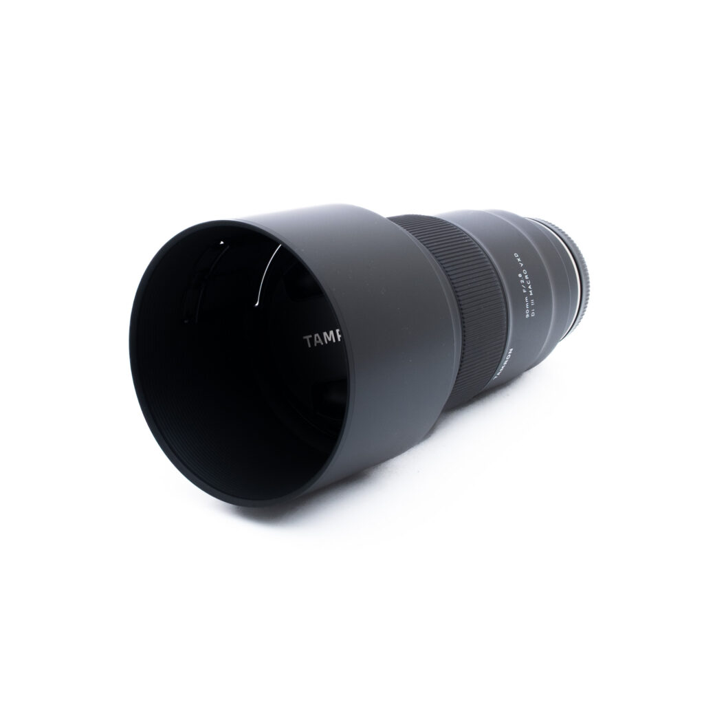 Tamron 90mm f28 Di III Macro VXD Sony-3 Tamron 90mm f/2.8 Di III Macro VXD Sony FE (Kunto K5, Takuu 6kk) – Käytetty