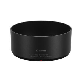 Canon-objektiivin suojus ES-73B on musta ja mattapintainen, siinä on valkoinen teksti, jossa näkyy malli ja tuotemerkki, ja siinä on pieni punainen kohdistuspiste lähellä sen pohjaa.
