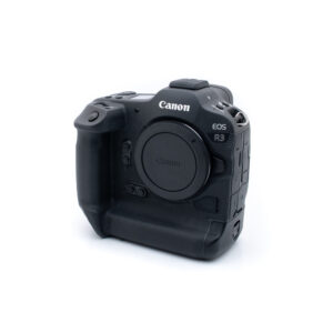 canon_r3-1 Canon EOS R3 (SC 8000, Kunto K5, sis. ALV 25,5%) - Käytetty mustan värinen kamerarunko on kuvattu valkoisella pohjalla ilman objektiivia.