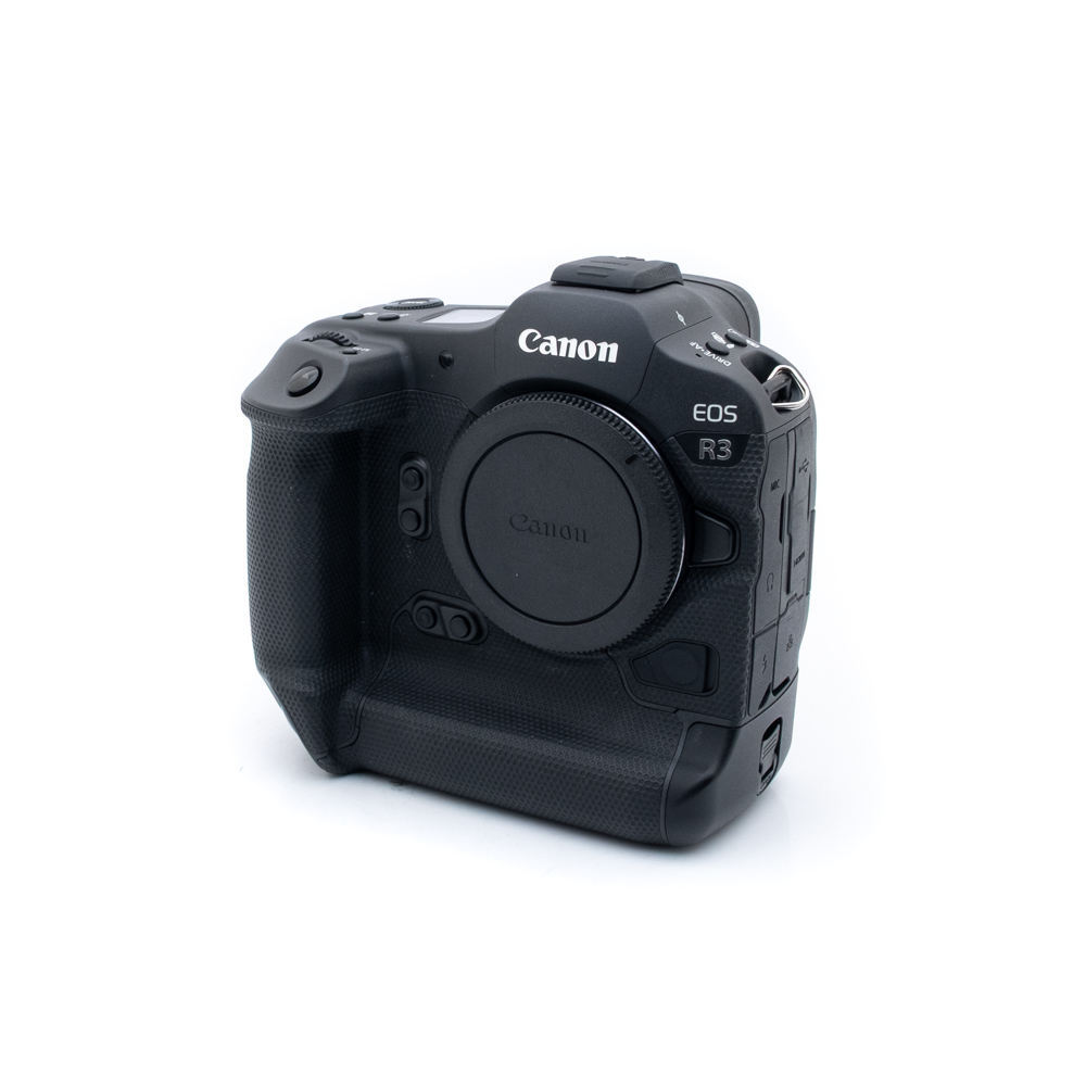 canon_r3-1 Canon EOS R3 (SC 8000, Kunto K5, sis. ALV 25,5%) - Käytetty mustan värinen kamerarunko on kuvattu valkoisella pohjalla ilman objektiivia.