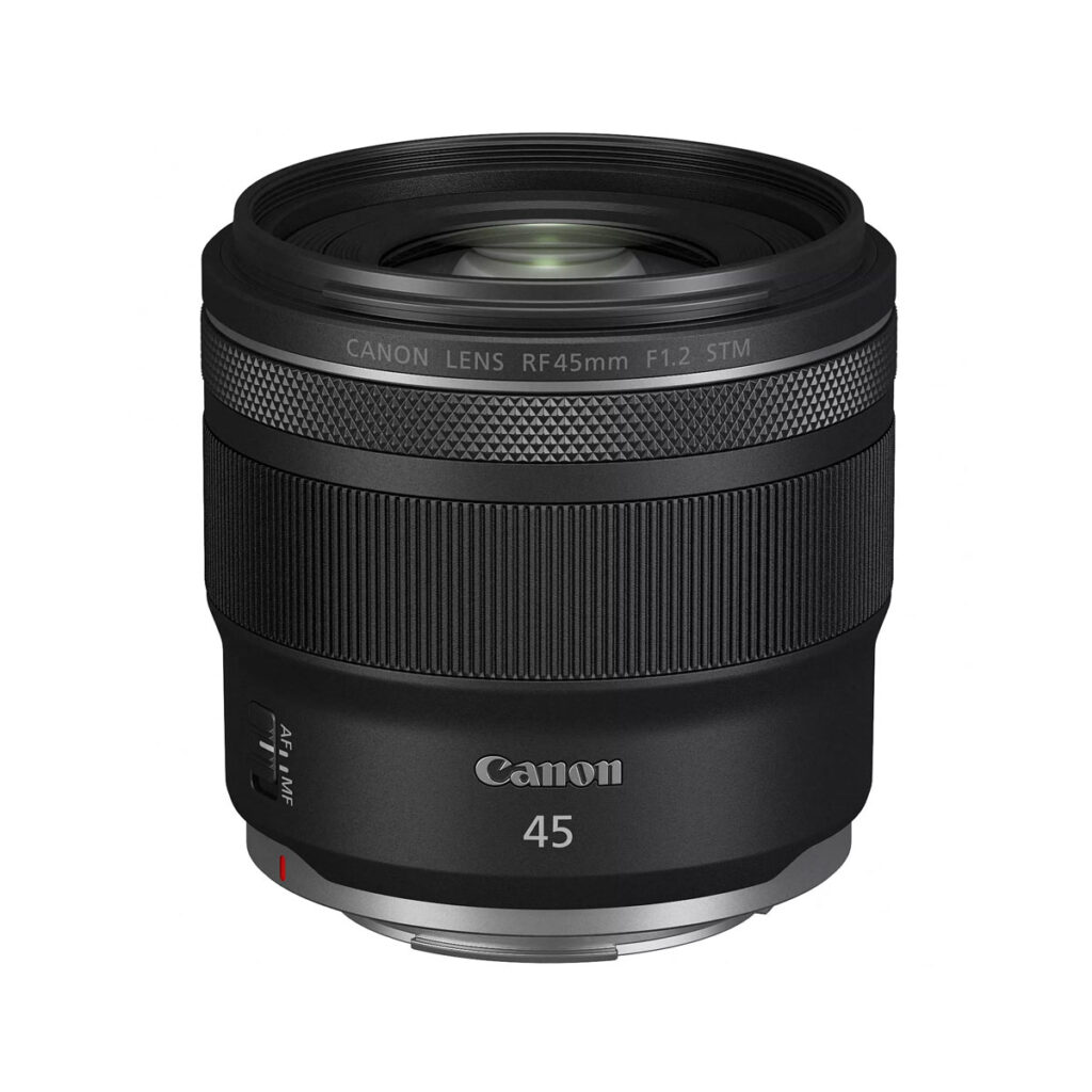 canon_rf_45mm_f12_03 Musta Canon RF 45mm f/1.2 STM -objektiivi seisoo pystyssä valkoisella taustalla, ja sen kuvioidut pitorenkaat ja sivukytkin ovat esillä.