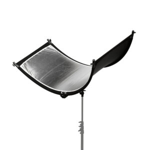 1559654819_206 Caruba Curved Face Reflector Pro (180cm x 65cm) on suuri, kaareva metalliheijastin jalustalla, joka on ihanteellinen valon heijastamiseen kuvauskohteisiin. Kuvattu eristettynä valkoisella taustalla.