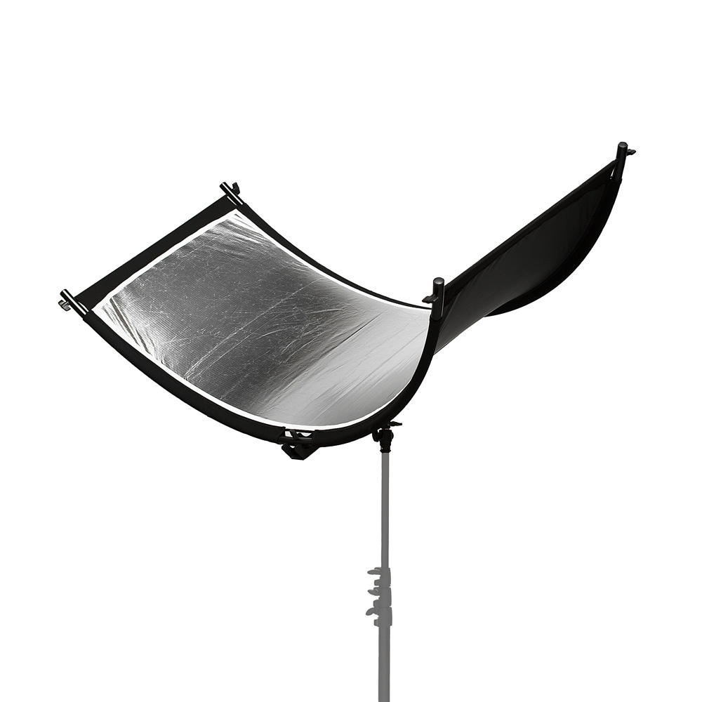 1559654819_206 Caruba Curved Face Reflector Pro (180cm x 65cm) on suuri, kaareva metalliheijastin jalustalla, joka on ihanteellinen valon heijastamiseen kuvauskohteisiin. Kuvattu eristettynä valkoisella taustalla.