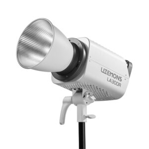 1720594923_180 Godox Litemons LA300R RGB LED Video Light Valkoinen, jossa on hopeinen heijastin ja valkoinen runko, asennettuna mustalle jalustalle valkoista taustaa vasten.