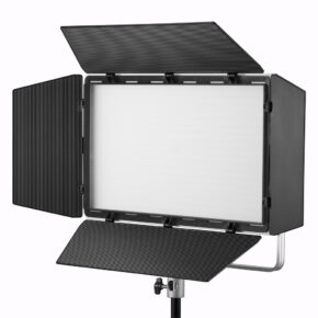 1722334759_976 Godox Litemons LP1200Bi Bi-Color LED-valopaneeli Valkoinen, joka on asennettu jalustalle, jossa on säädettävät lato-ovet, on esillä tavallista valkoista taustaa vasten.